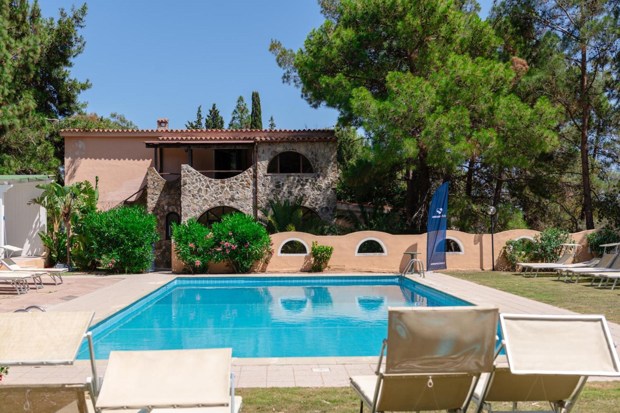 Amareclub Rocca Dorada Hotel Санта Маргерита ди Пула Екстериор снимка