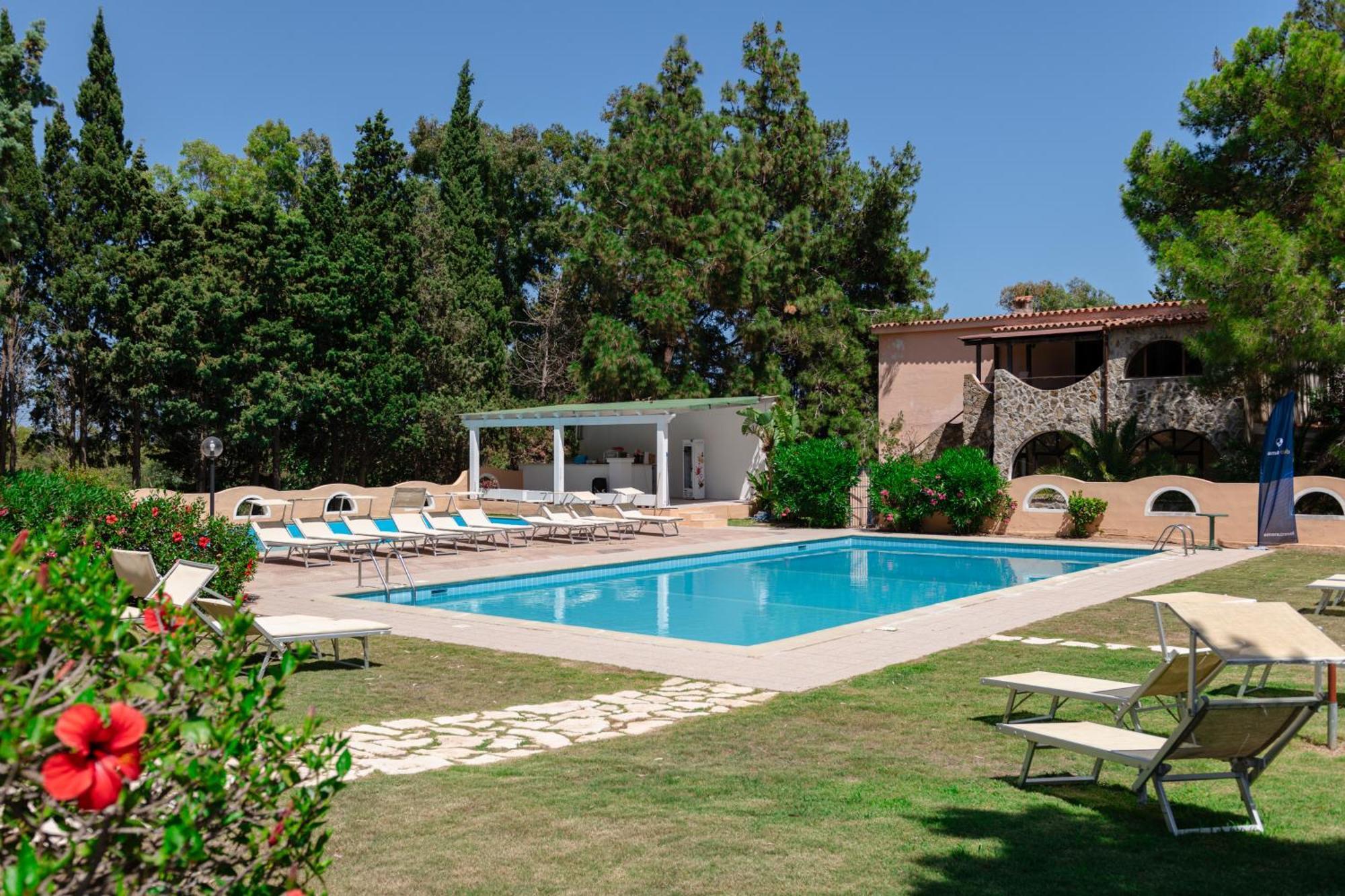 Amareclub Rocca Dorada Hotel Санта Маргерита ди Пула Екстериор снимка