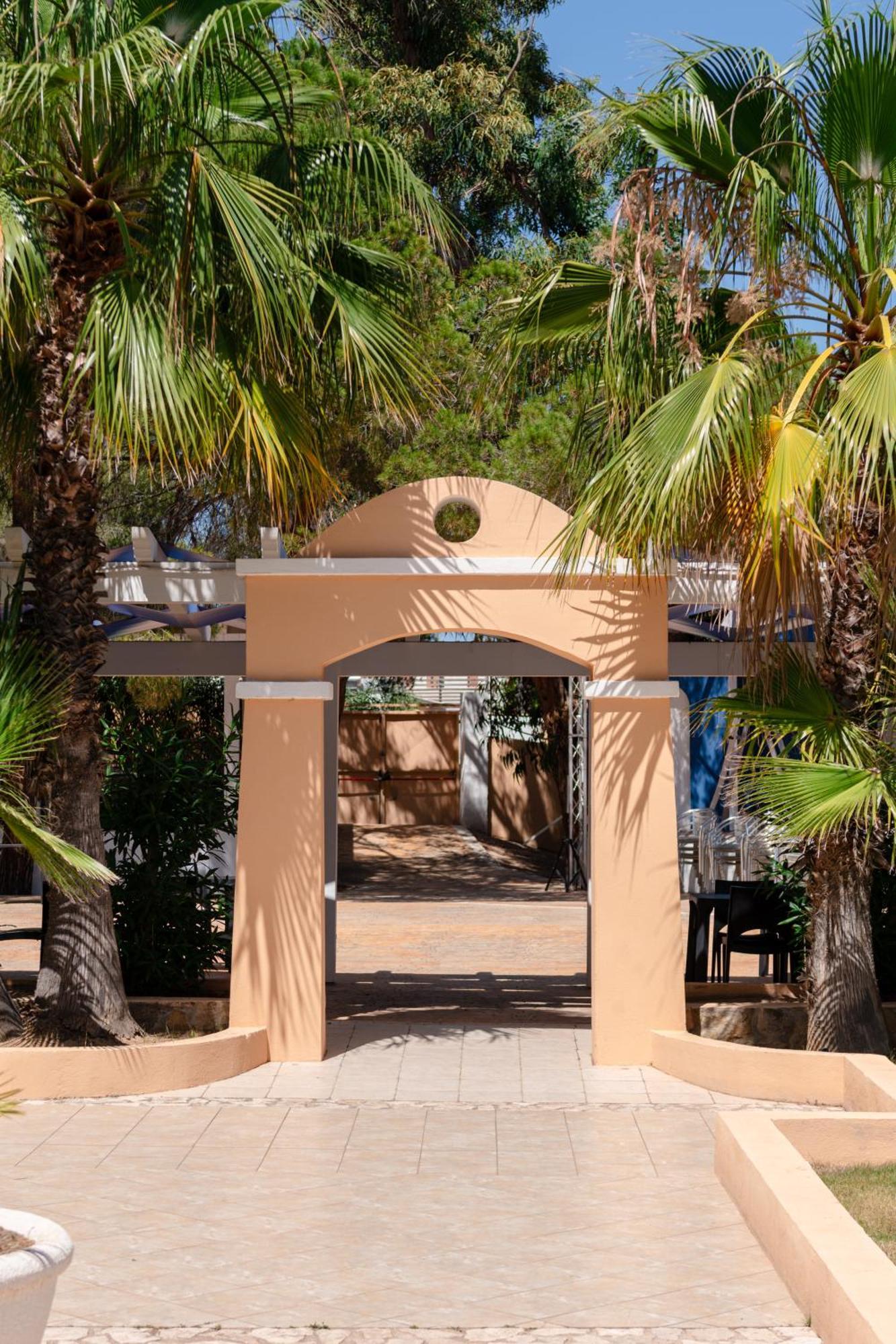 Amareclub Rocca Dorada Hotel Санта Маргерита ди Пула Екстериор снимка
