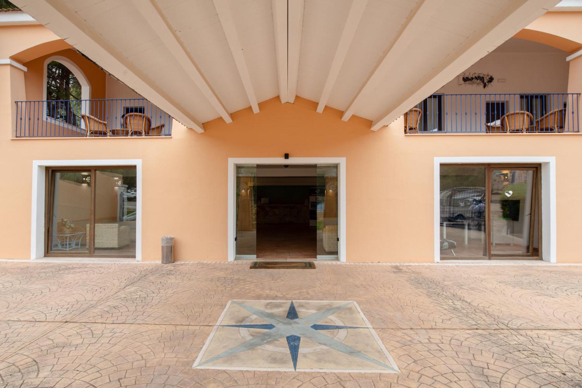 Amareclub Rocca Dorada Hotel Санта Маргерита ди Пула Екстериор снимка